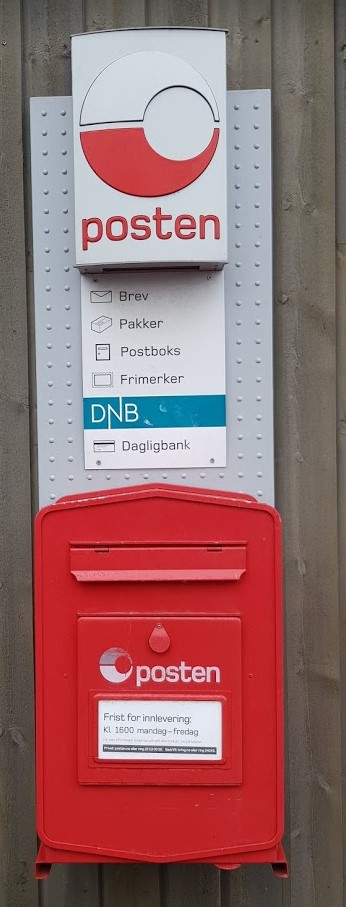 Rød postboks og Post i butikk logo