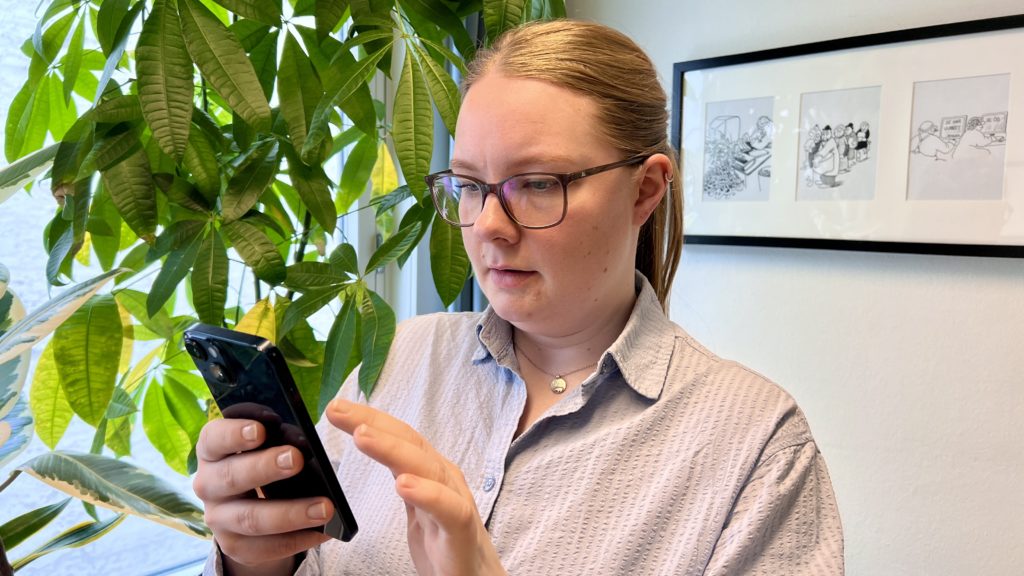 Bilde av Pia, på Seniornetts kontor tester som FaceID