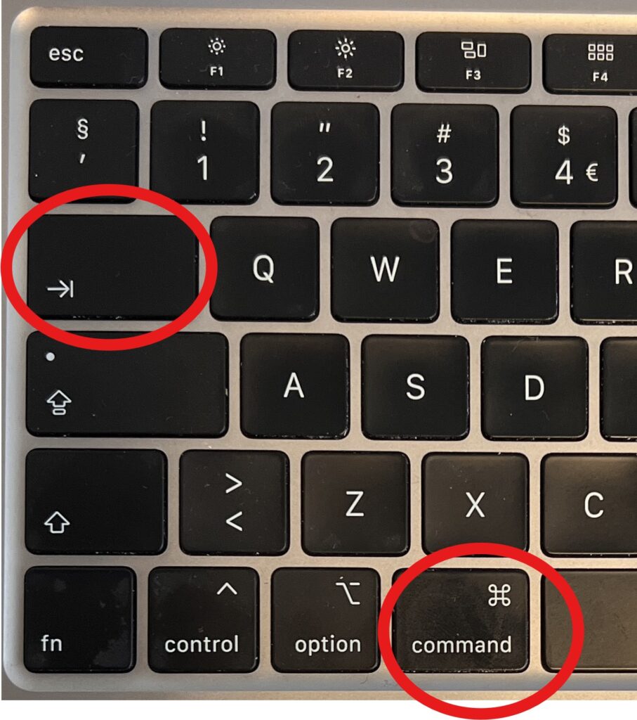 Bilde av Mac-tastatur der Command og Tab er markert med rød sirkel