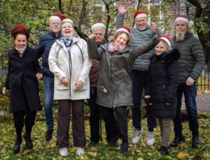 Administrasjonen i Seniornett, gruppebilde, med nisseluer på.